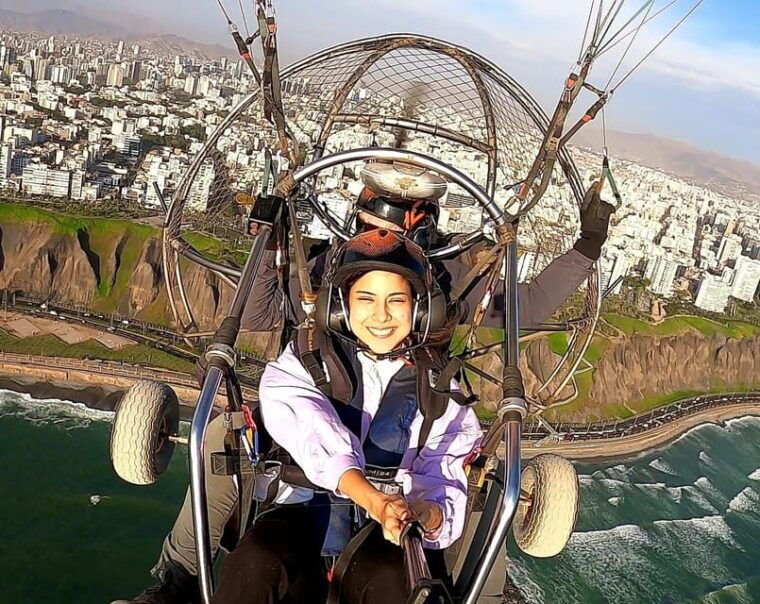lima-paragliding-flight-over-costa-verde