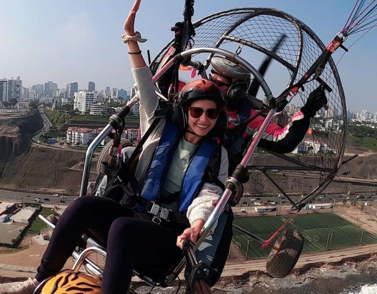 lima-paragliding-flight-over-costa-verde