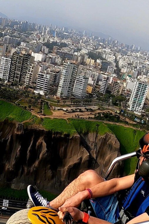 lima-paragliding-flight-over-costa-verde