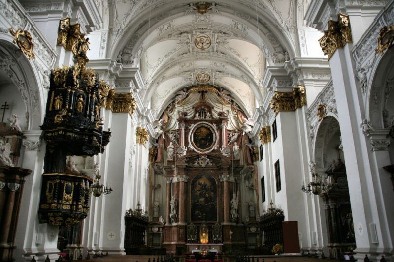 linz-old-town-highlights-walking-tour-with-postlingbergbahn