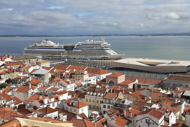 lisbon-15-hours-historical-tuk-tour-for-two-persons