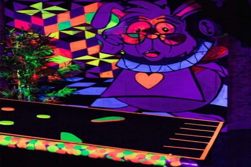 Lisbon: 18-Hole Indoor Minigolf Ticket with Bar Area - Who Is It Best For?