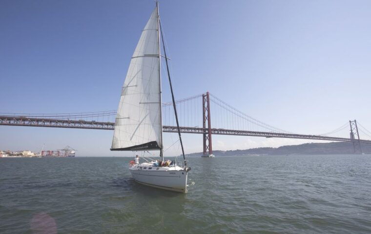 lisbon-1h-private-tour-by-sailboat-sail-or-power-catamaran