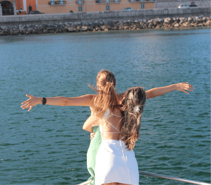 lisbon-2h-private-luxury-sunset-cruise-with-welcome-drink