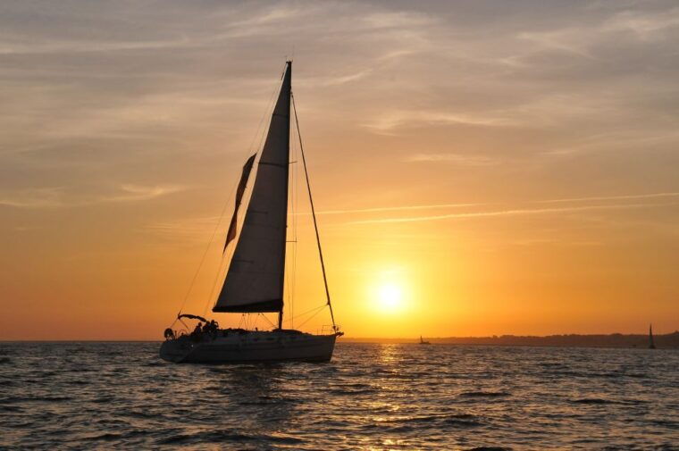 lisbon-2h-private-tour-by-sailboat-sail-or-power-catamaran