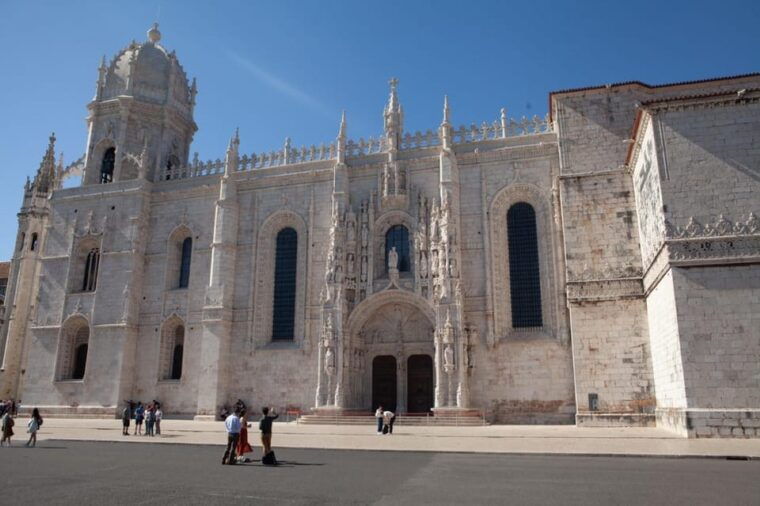 lisbon-adamastor-tour-electric-tuk-tuk-professional-guide