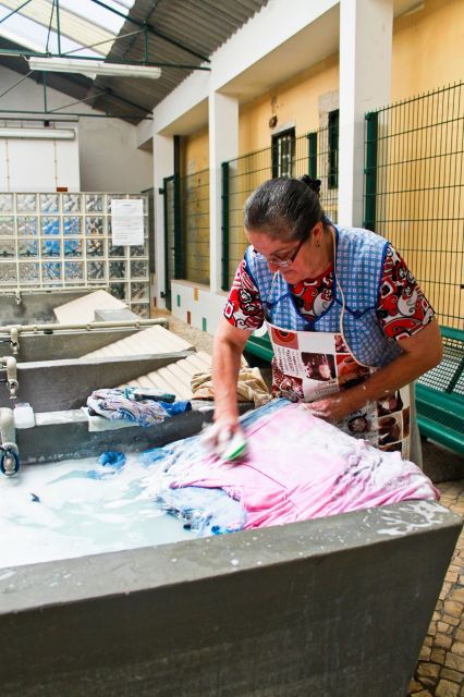 lisbon-alfama-and-sao-jorge-castle-quarters-walking-tour