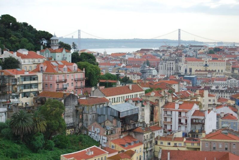 lisbon-alfama-and-sao-jorge-castle-quarters-walking-tour