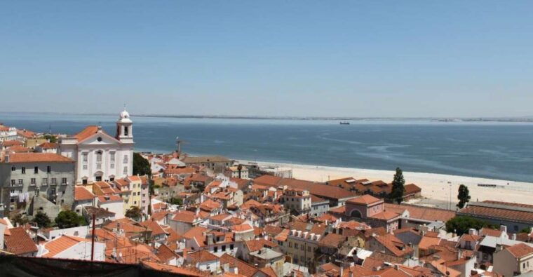 lisbon-alfama-and-sao-jorge-castle-quarters-walking-tour