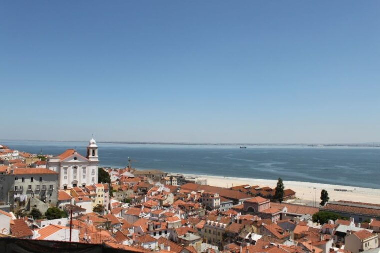 lisbon-alfama-and-sao-jorge-castle-quarters-walking-tour
