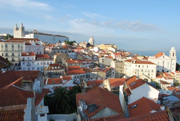 lisbon-alfama-and-sao-jorge-castle-quarters-walking-tour