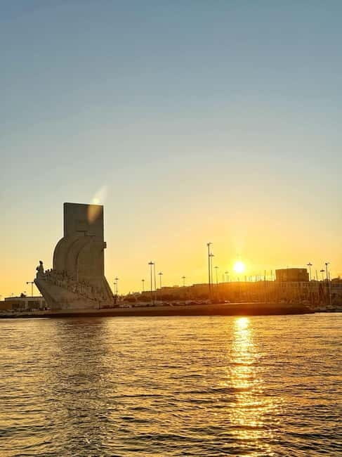 Lisbon: Boat Tour with a Drink in a motor boat - FAQs