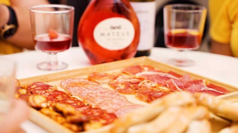 lisbon-by-night-vintage-jeep-with-drink-tastings