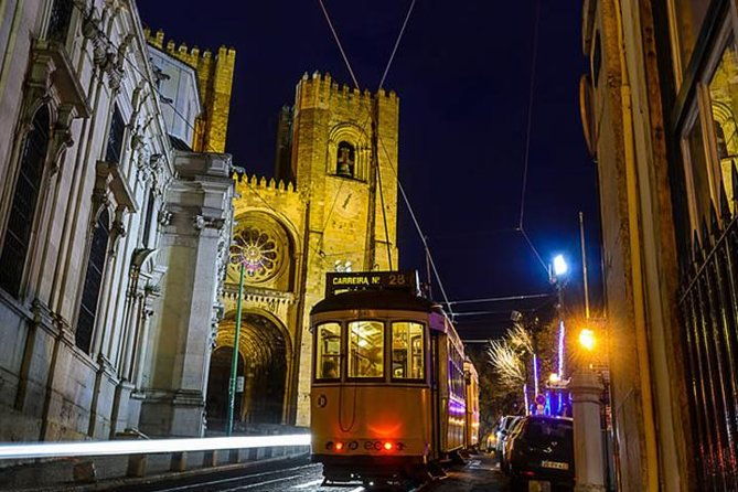 lisbon-by-night-with-dinner-and-fado-show-included-2