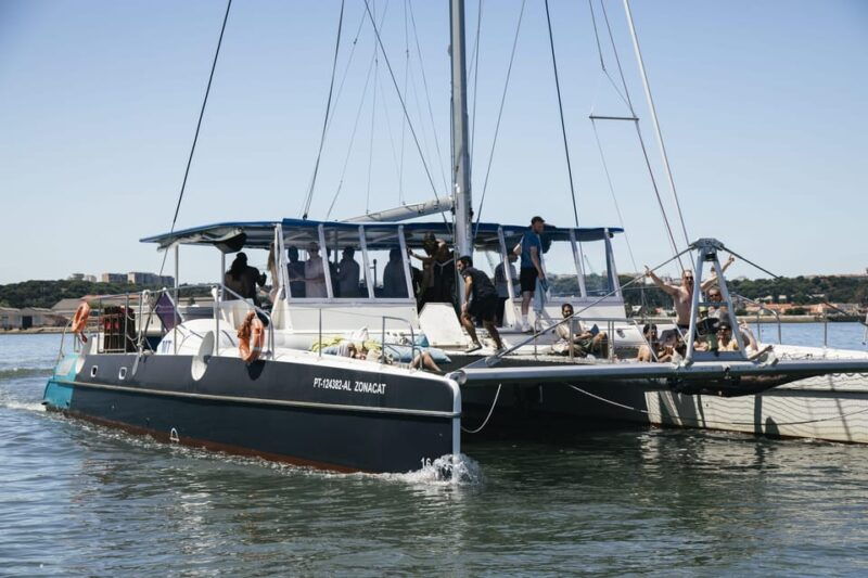 lisbon-catamaran-boat-party-with-music-open-bar-dives