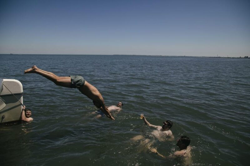 lisbon-catamaran-boat-party-with-music-open-bar-dives