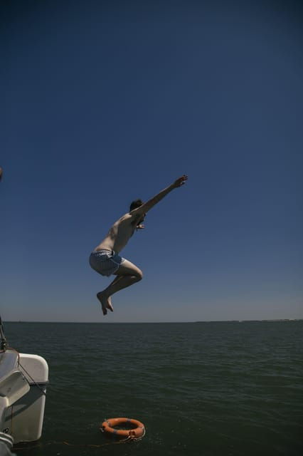 lisbon-catamaran-boat-party-with-music-open-bar-dives