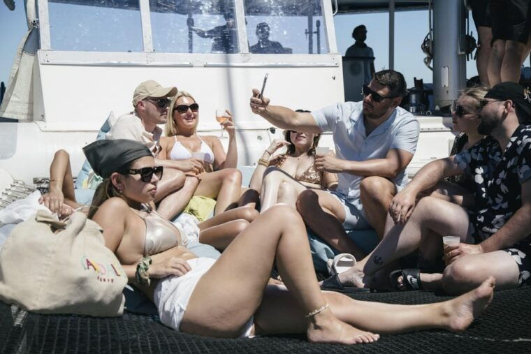 lisbon-catamaran-boat-party-with-music-open-bar-dives