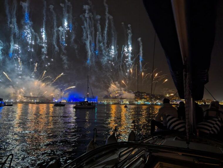 lisbon-dazzling-new-years-private-boat-tour-2h