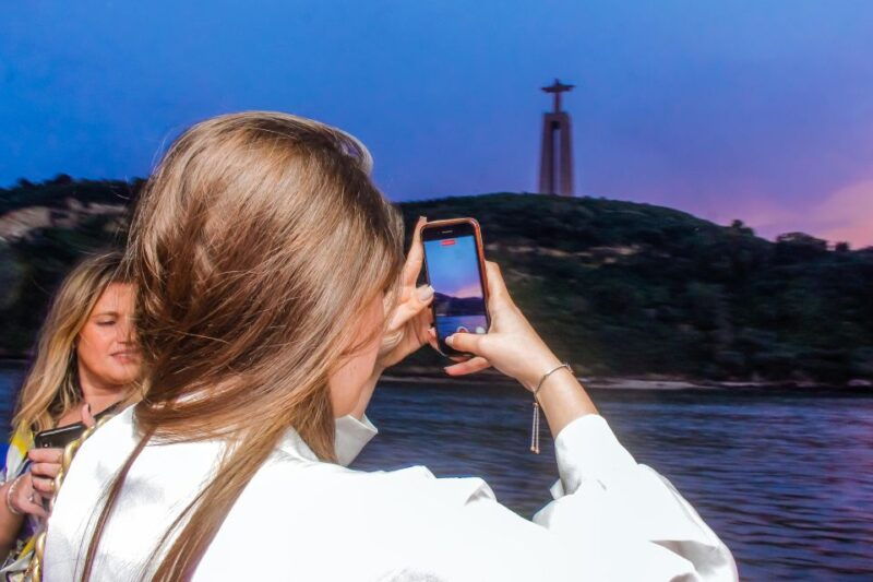 lisbon-disco-night-cruise-with-dj-and-open-bar