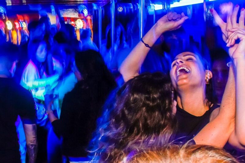 lisbon-disco-night-cruise-with-dj-and-open-bar