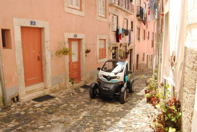 lisbon-electric-car-moorish-tour-with-gps-audio-guide