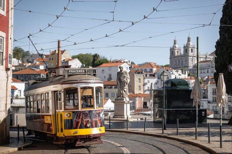 lisbon-flexible-walking-tour-of-alfama