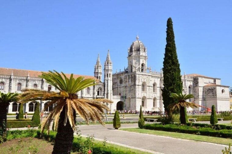 lisbon-half-day-private-tour-8-attractions-places