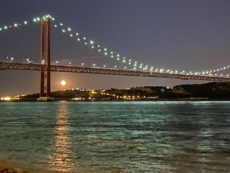 lisbon-luxury-sailboat-cruise-at-night