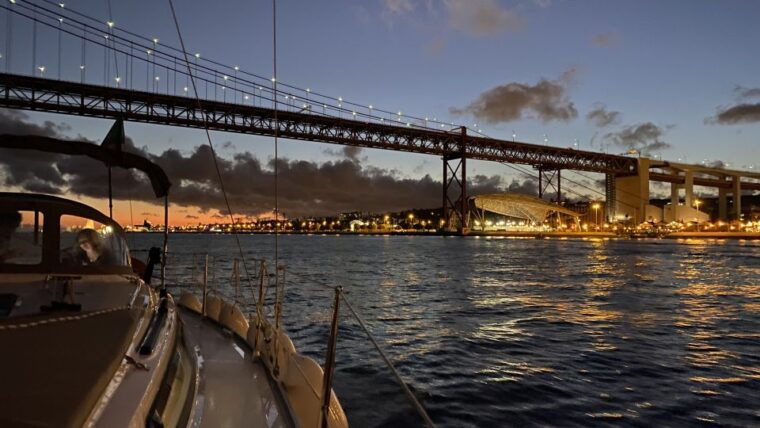 lisbon-luxury-sailboat-cruise-at-night