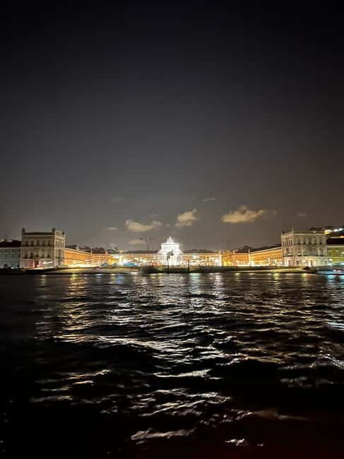 Lisbon: New Year's Eve Private Boat with Open Bar - FAQ