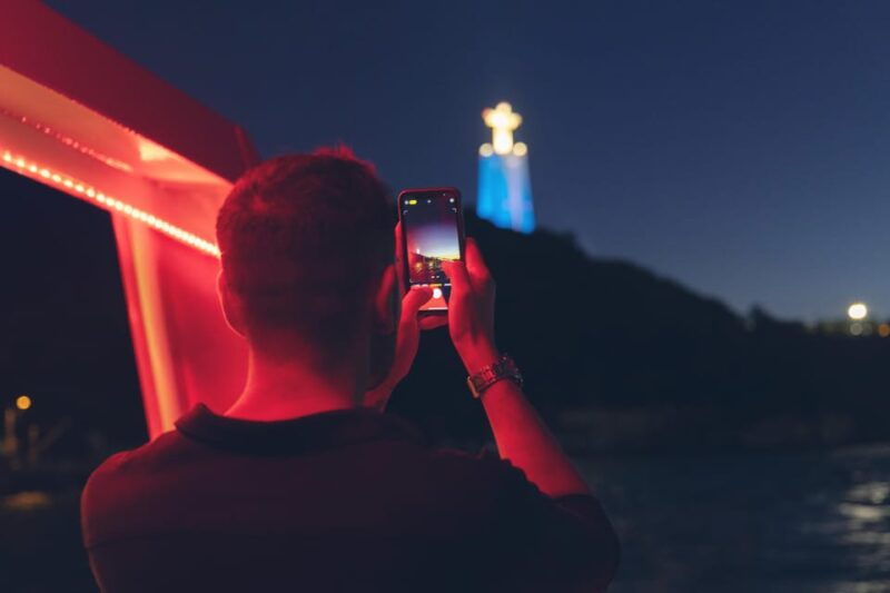 lisbon-nighttime-city-lights-river-cruise
