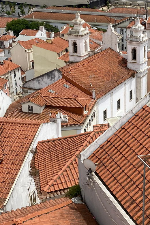 lisbon-old-town-and-chiado-vintage-car-tour