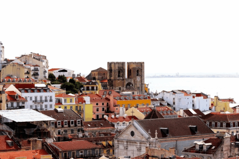 lisbon-old-town-tour-by-tuk-tuk-local-guide