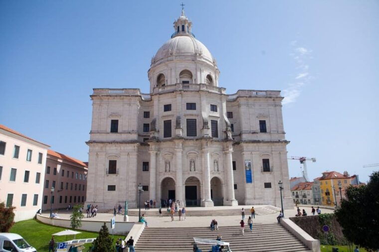 lisbon-panorama-tour-electric-tuk-tuk-professional-guide