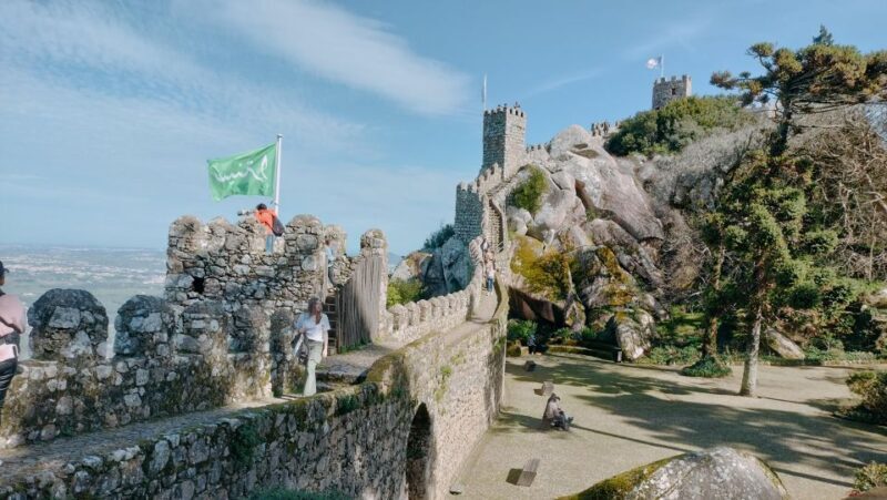 Lisbon: Pena Palace, Qta Regaleira, Moorish Castle & Cascais - Key Points