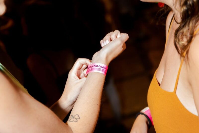 lisbon-pinkstreet-pubcrawl-1hopen-bar-shotsvip-club-entry