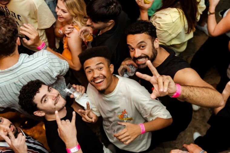 lisbon-pinkstreet-pubcrawl-1hopen-bar-shotsvip-club-entry