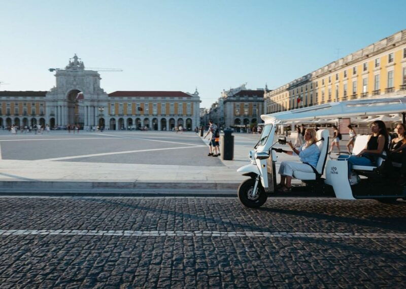 lisbon-private-christmas-lights-tour-by-eco-tuk-tuk