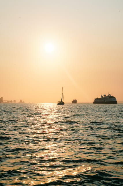 lisbon-private-cruise-fun-friends-and-unique-moments