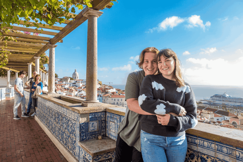 lisbon-private-photoshoot-through-alfama-graca-mouraria