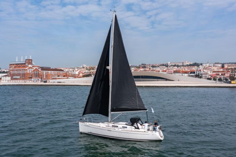 lisbon-private-sailboat-tour-on-the-tagus-at-sunset