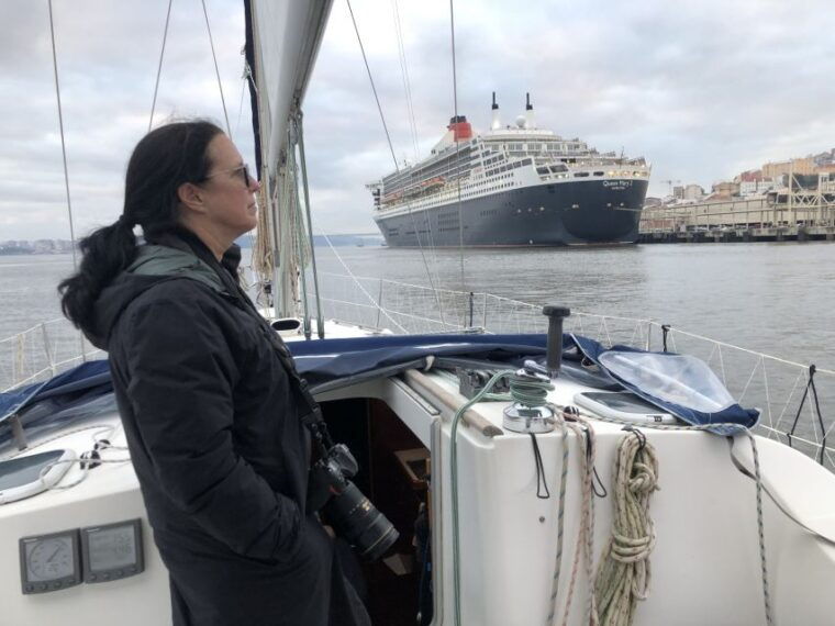 lisbon-private-sailing-tour-with-locals-and-sunset