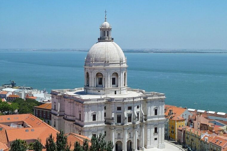 lisbon-private-sightseeing-tour-in-a-vintage-tuk-tuk