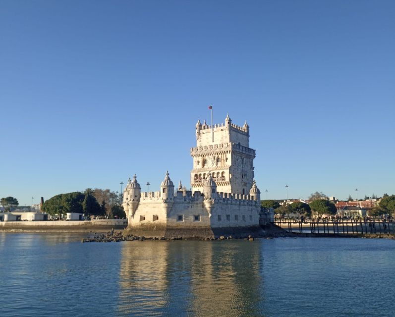 lisbon-private-sunset-sailboat-tour-with-welcome-drink