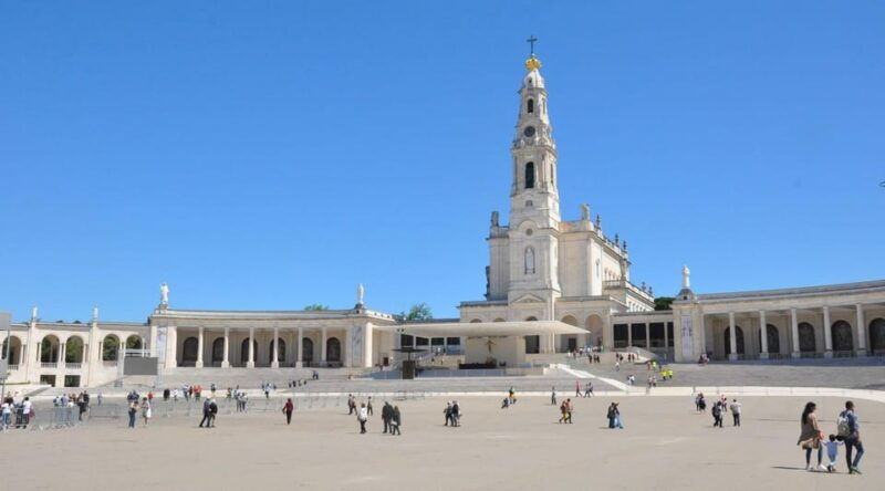 lisbon-private-tour-to-porto-visiting-fatima-nazare-obidos