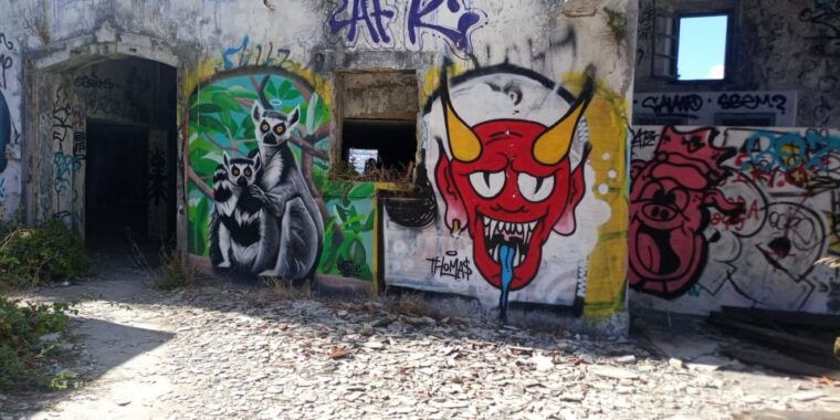 lisbon-private-tuk-tuk-street-art-tour-for-25-hours