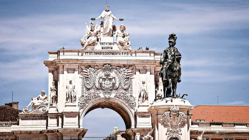 Lisbon: Private Tuktuk Tour with History & Music - Why Choose a Tuktuk Tour in Lisbon?