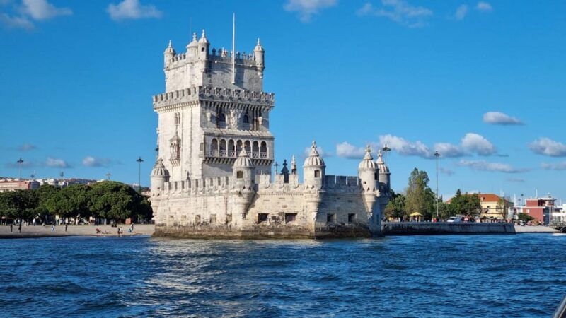 lisbon-relax-in-the-waves-luxurious-boat-open-bar-and-snack