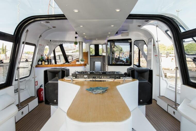 lisbon-relax-in-the-waves-luxurious-boat-open-bar-and-snack